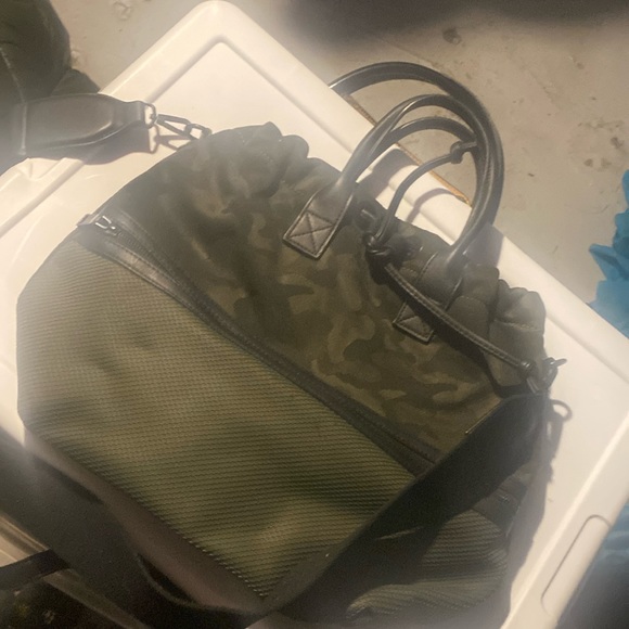 Army print crossover bucket bag green and black - Picture 1 of 3